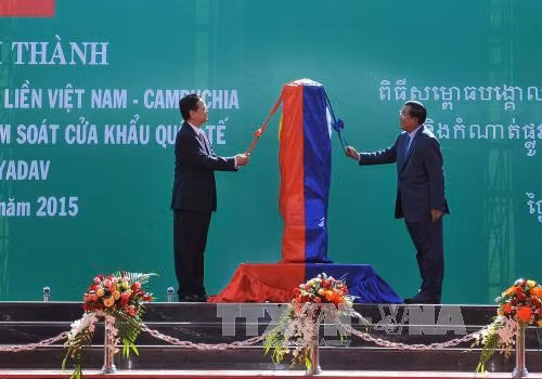  越柬陆地边界第 30 号界碑和连接越南嘉莱省丽清—柬埔寨腊塔纳基里省奥亚道国际口岸检查站的道路落成典礼 12 月 26 日在越南嘉莱省德基县亚南乡（ Ia Nan ）举行。（图片来源：越通社）