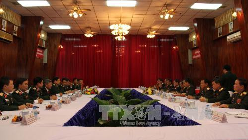  在检阅老挝人民军仪仗队后，越老两国高级军事代表团已举行会谈。（图片来源：越通社）