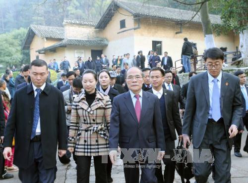  阮生雄主席一行参观毛泽东同志纪念馆。（图片来源：越通社）
