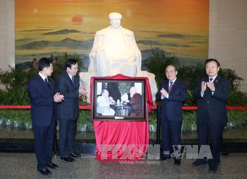  阮生雄主席一行参观毛泽东同志纪念馆。（图片来源：越通社）