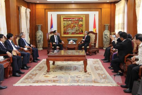 越共中央政治局委员、越南公安部部长陈大光大将访问越南驻老挝大使馆。（图片来源：越通社）