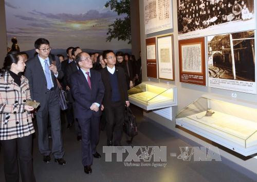  阮生雄主席一行参观毛泽东同志纪念馆。（图片来源：越通社）