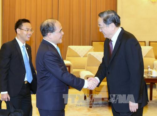  此前，越南国会主席阮生雄会见中共中央政治局常务委员、中国人民政治协商会议主席俞正声。