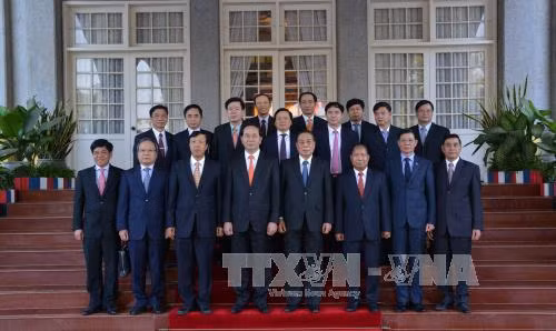 12 月 25 日在老挝首都万象，越共中央政治局委员、越南公安部部长陈大光大将一行已礼节性拜会了老挝人民革命党中央总书记、国家主席朱马里·赛雅颂。（图片来源：越通社）