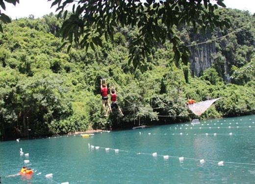 游客参加绳吊游戏（图片来源：人民军队报）