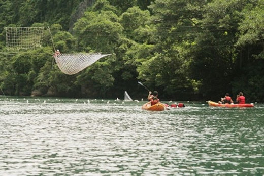 游客们在江上划皮划艇（图片来源：人民军队报）