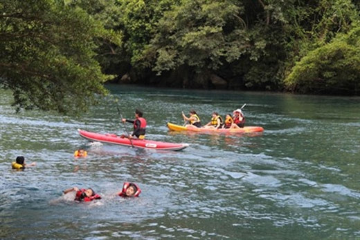 游客们在江上划皮划艇（图片来源：人民军队报）