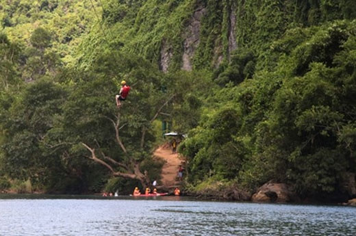 参加丛林飞跃后，游客们乘坐汽艇或划皮划艇回到码头或参加其他水下游戏（图片来源：人民军队报）