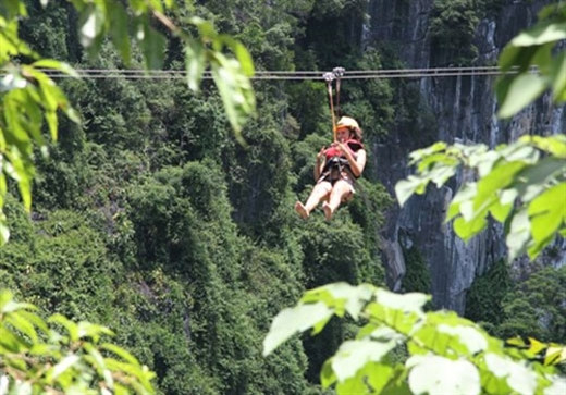 丛林飞跃吸引外国游客的喜爱（图片来源：人民军队报）