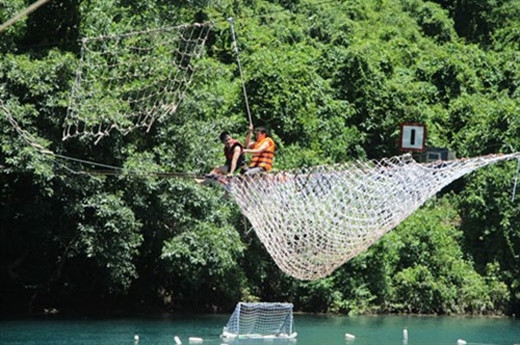 游客参加绳吊游戏（图片来源：人民军队报）