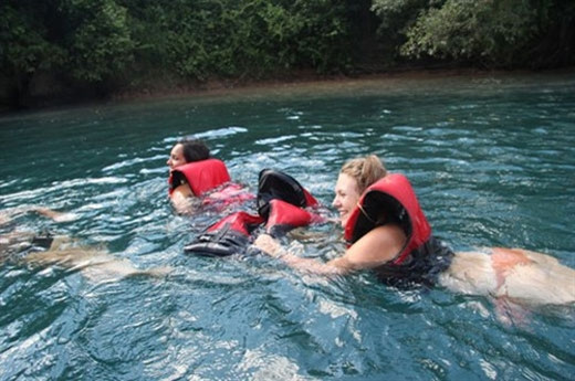 游客游泳回到出发点（图片来源：人民军队报）