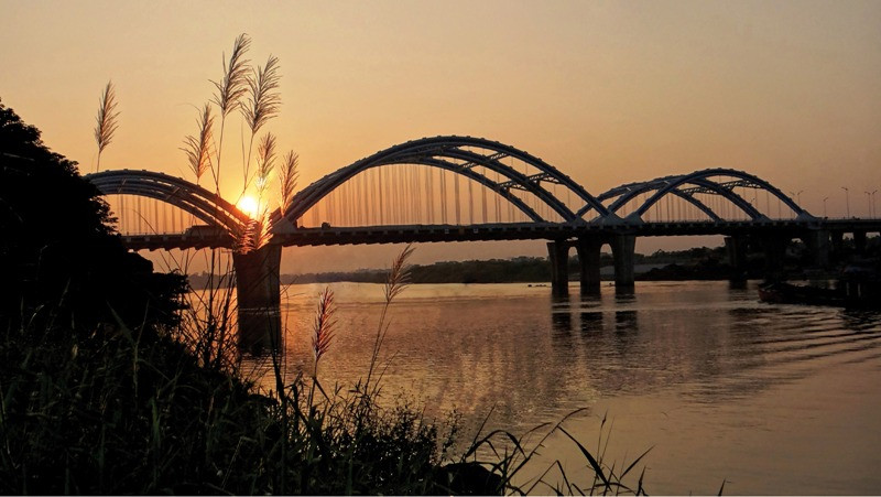 功进盛作者的作品《东筹新桥》。（图片来源：《越共电子报》）