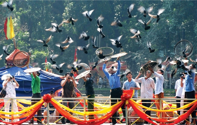 郑海 作者的作品《和平展翅》。（图片来源：《越共电子报》）