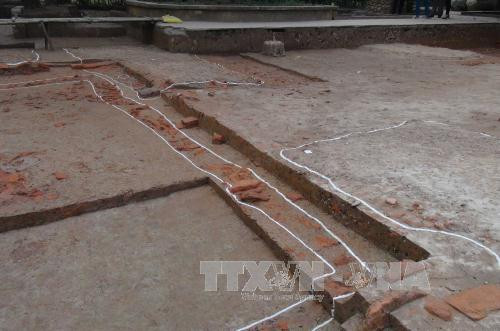 结果，找到了始于13世纪、宽约一米、用砾石加固的墙基遗址；