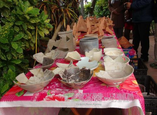 与陈朝红瓦交叉的17-18世纪中兴黎朝时代龙头遗迹。