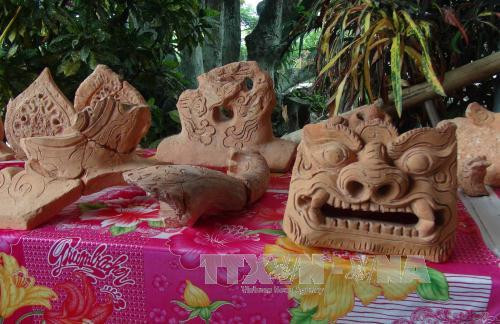 值得注意的是，发掘了与陈朝红瓦交叉的17-18世纪中兴黎朝时代龙头遗迹。