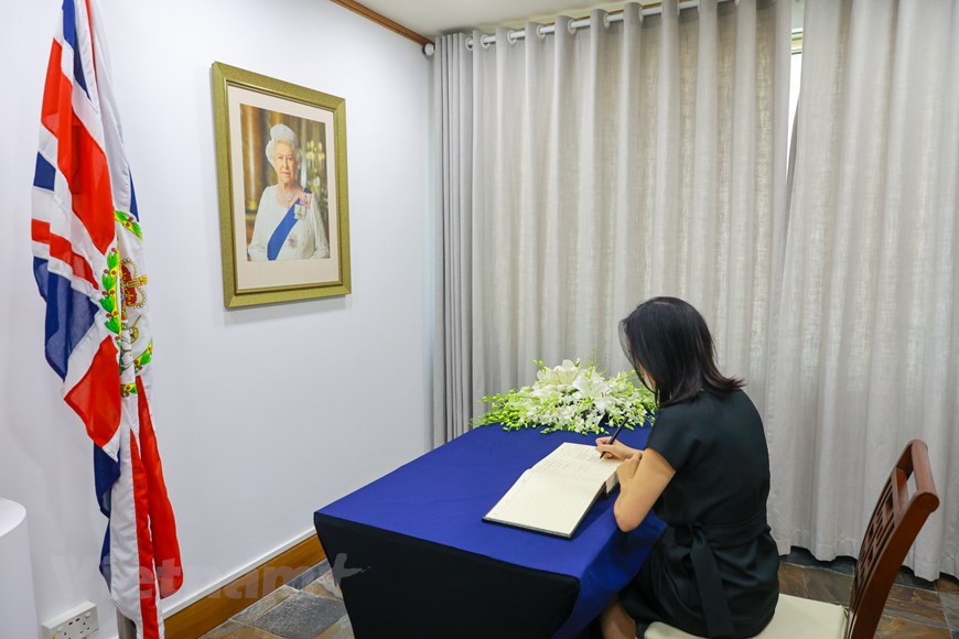 人们前往英国使馆悼念英国女王伊丽莎白二世。伊丽莎白二世女王于1952年登基，是当今世界在位时间最长的元首、也是最高龄的在任国家元首。9月8日下午，她在位于苏格兰的王室住所巴尔莫勒尔城堡逝世，享年96岁越南政府和人民就伊丽莎白二世女王的逝世向英国王室、政府和人民致以最为诚挚的慰问。图自Vietnam+