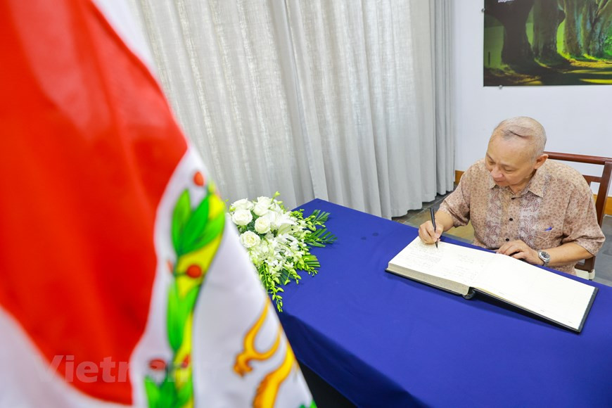 9月12日上午，河内市民武玉平是最早前往英国驻越南大使馆，并在吊唁簿上留言的人。他认为，我们对英国女王伊丽莎白的逝世深感哀悼。伊丽莎白女王为促进越英关系发展做出巨大贡献。伊丽莎白二世1926年4月出生，1952年继承王位，是英国历史上在位时间最长的君主。图自Vietnam+