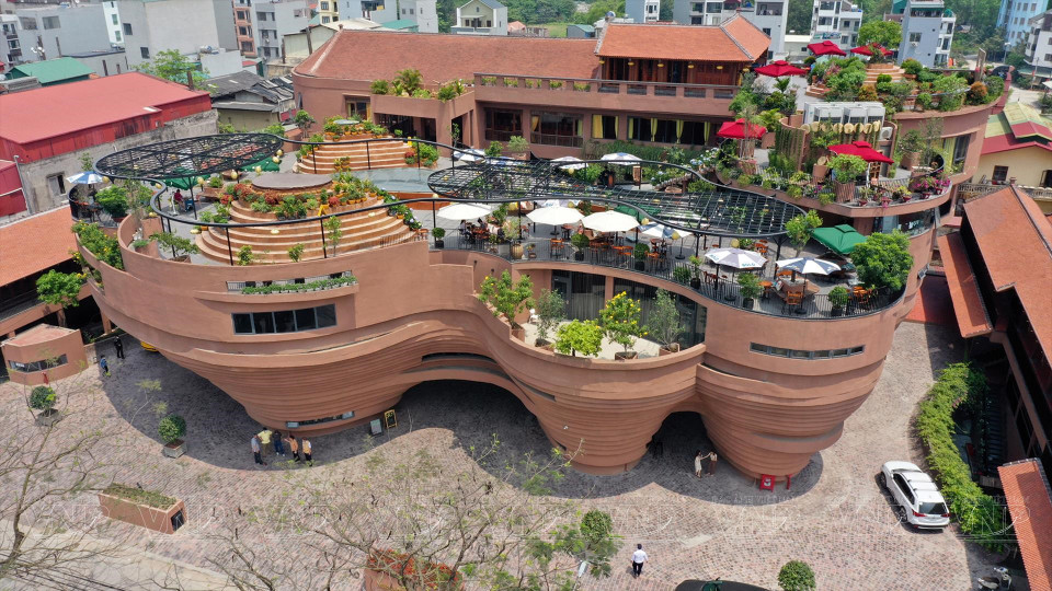 越南手工艺村精髓中心的建设旨在推崇钵场陶瓷村的价值和精髓，同时广泛推介越南陶器品牌形象和其他手工艺品。图自越通社