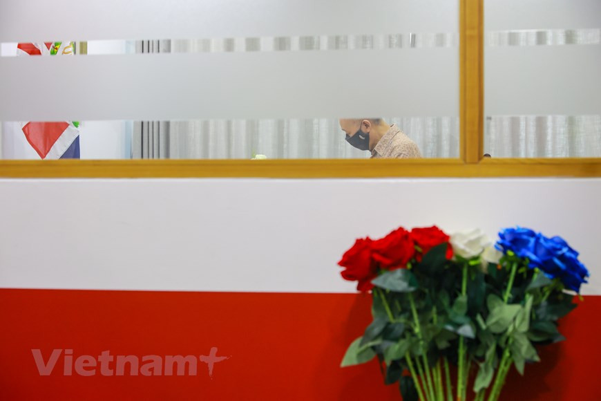 澳大利亚、加拿大、新西兰驻越南大使馆降半旗，同时设置吊唁簿。人们可从9月12日至16日前往使馆并在吊唁簿留言。伊丽莎白二世的一生，就是一部英国当代史。而她本人，也创造了诸多历史。2015年9月9日，伊丽莎白二世超越了她的曾曾祖母维多利亚女王，成为英国在位时间最长的君主。图自Vietnam+