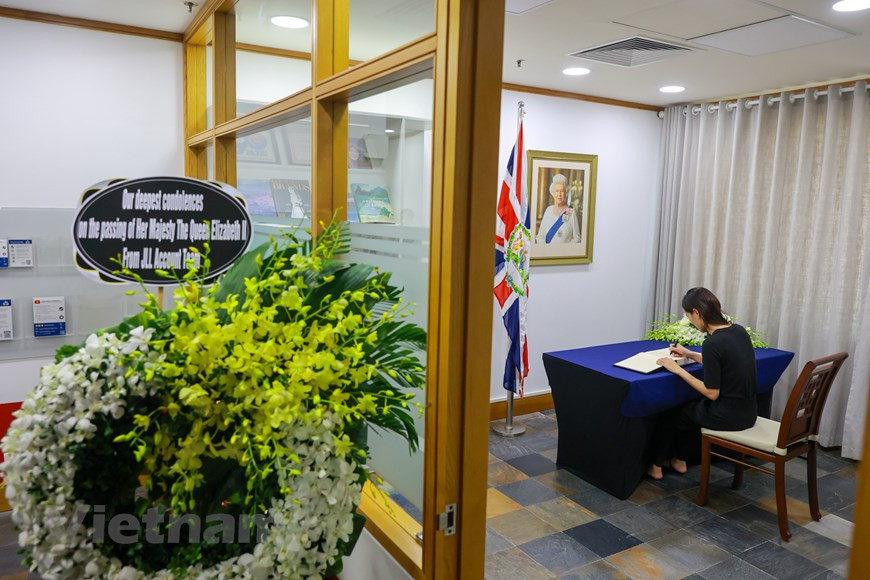 不能亲自前往英国使馆悼念英国女王伊丽莎白二世的人，可在英国驻越大使馆官网上致哀。伊丽莎白二世原名伊丽莎白·亚历山德拉·玛丽，出生于1926年4月21日作为英国史上在位时间最长的君主，伊丽莎白二世与英国一起走过了70载风雨，她的一生，可谓是一部英国当代史。图自Vietnam+