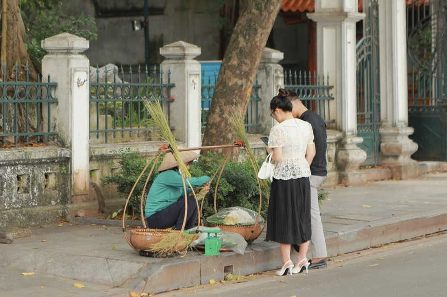 纸桥郡望村的扁米是河内最著名、最美味的。这是造访河内的游客不可错过的充满乡村风味的礼物。来过这里的游客都非常喜欢河内秋天的特产，扁米的味道给她们留下非常深刻的印象。此外，凉爽舒适的河内秋天非常让人憧憬，是国内外游客喜欢到河内旅游的主要原因。图自Vietnam+