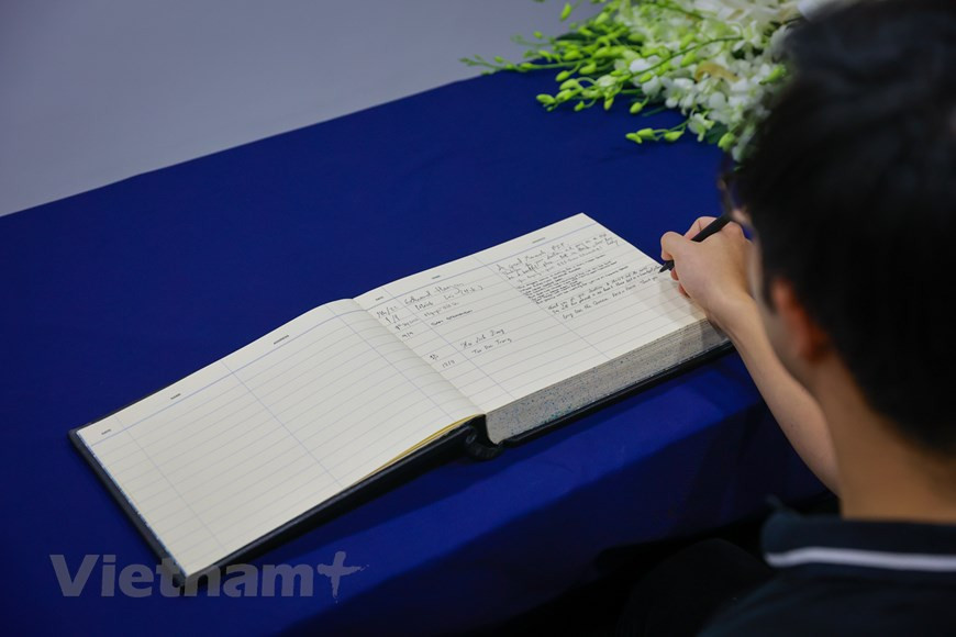 当地时间9月8日，英国白金汉宫宣布，伊丽莎白二世女王在苏格兰巴尔莫勒尔堡逝世，享年96岁。伊丽莎白二世去世后，她的长子、现年73岁的王储查尔斯继承了王位，成为英国国王以及其他14个英联邦国家元首。在她长达数十年的统治期间，英国经历了风风雨雨，可以说，她的一生，就是一部英国当代史。图自Vietnam+