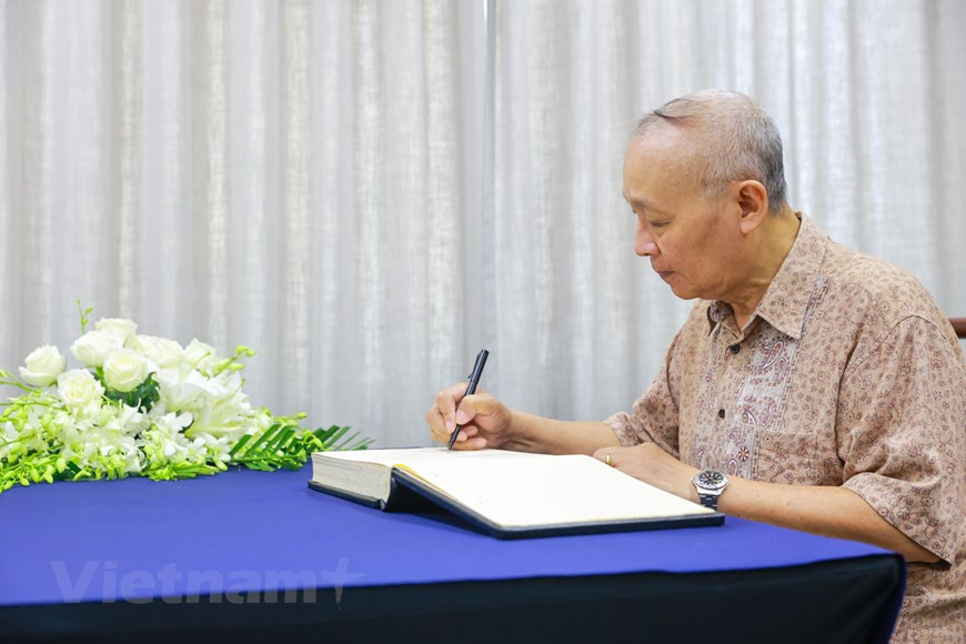 9月12日上午，河内市民武玉平是最早前往英国驻越南大使馆，并在吊唁簿上留言的人。越南政府和人民就伊丽莎白二世女王的逝世向英国王室、政府和人民致以最为诚挚的慰问，对伊丽莎白二世女王为推动越英合作关系的良好感情和宝贵的支持表示重视。英国女王伊丽莎白二世的葬礼将在伦敦威斯敏斯特大教堂举行。图自Vietnam+