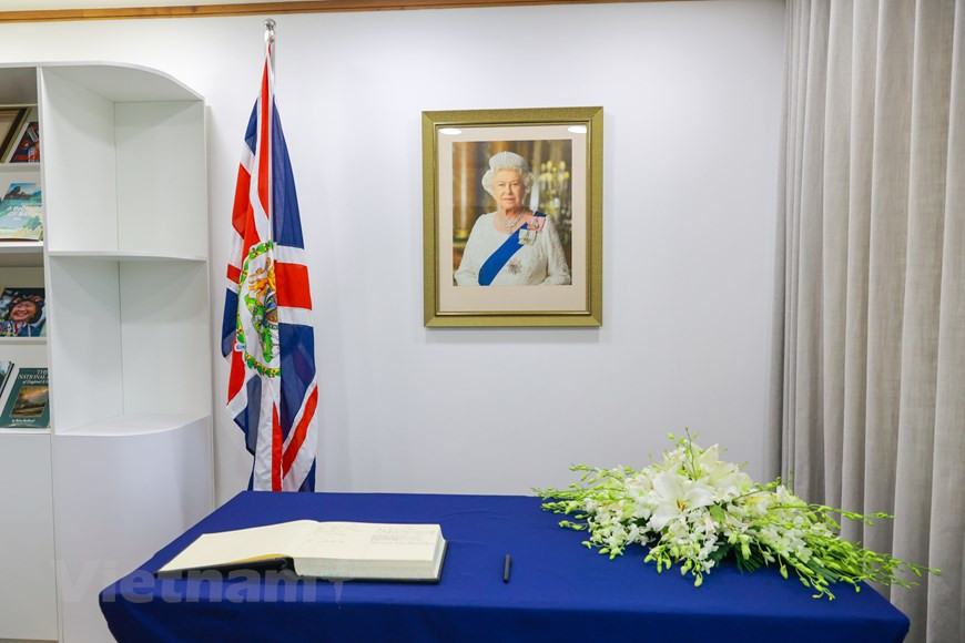 英国驻河内大使馆为英国女王伊丽莎白二世设置吊唁簿，让人们前来表达哀思。白金汉宫8日早些时候发布了女王身体状况堪忧、接受医疗监护的消息，她的多名亲属随即赶赴苏格兰。当天傍晚，王室工作人员在白金汉宫门前的栏杆上悬挂了讣告，大量民众冒雨前往表达哀思，还有不少人在温莎城堡外敬献鲜花。图自Vietnam+