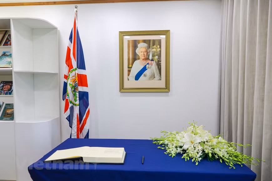 英国驻河内大使馆为英国女王伊丽莎白二世设置吊唁簿，让人们前来表达哀思。白金汉宫8日早些时候发布了女王身体状况堪忧、接受医疗监护的消息，她的多名亲属随即赶赴苏格兰。当天傍晚，王室工作人员在白金汉宫门前的栏杆上悬挂了讣告，大量民众冒雨前往表达哀思，还有不少人在温莎城堡外敬献鲜花。图自Vietnam+