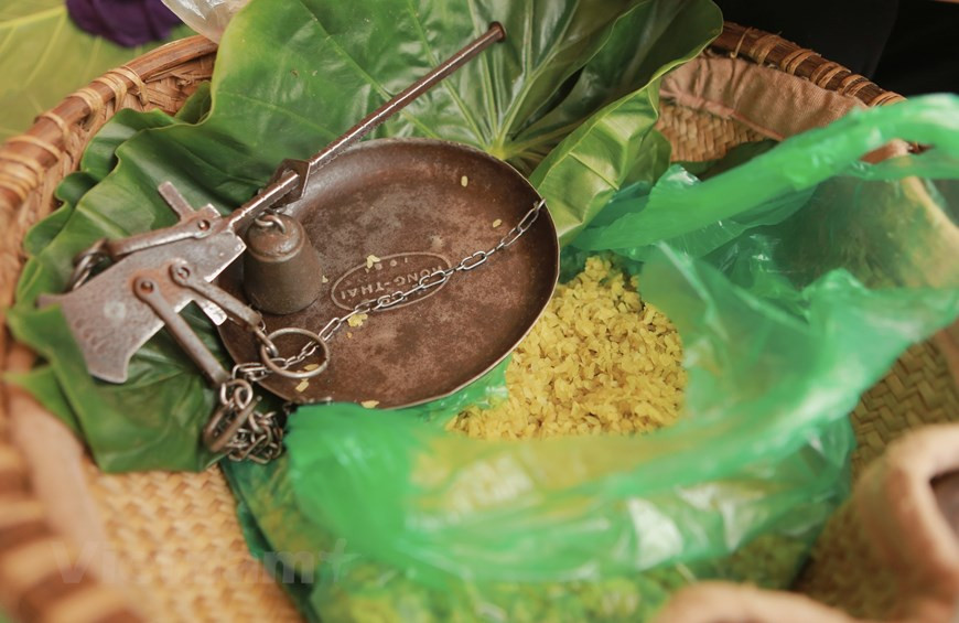 初秋的扁米香总让人想起幼年的回忆。扁米不仅是河内人的一种特色美食，而且还是每个河内人充满幼年回忆的小礼物。扁米是一份民间特别的礼物，而品尝扁米是河内人的一种享受。每到秋天，在河内大街小巷上，随处都可以看见扁米的身影。秋风带着微凉轻轻飘过，标志着新的扁米季已到来。图自Vietnam+