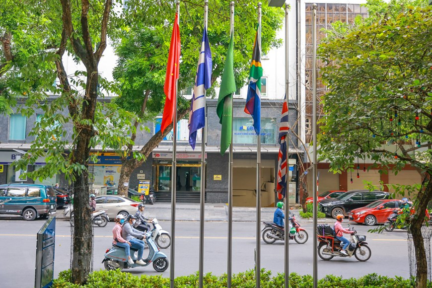 英国和英联邦王国一些国家驻越南大使馆降半旗。伊丽莎白二世原名伊丽莎白·亚历山德拉·玛丽，出生于1926年4月21日作为英国史上在位时间最长的君主，伊丽莎白二世与英国一起走过了70载风雨，她的一生，可谓是一部英国当代史。白金汉宫发布新国王的声明说，女王的辞世“对我和我家庭的所有成员来说是最悲伤的时刻……我们深切哀悼一位深受爱戴的君主和母亲”。图自Vietnam+