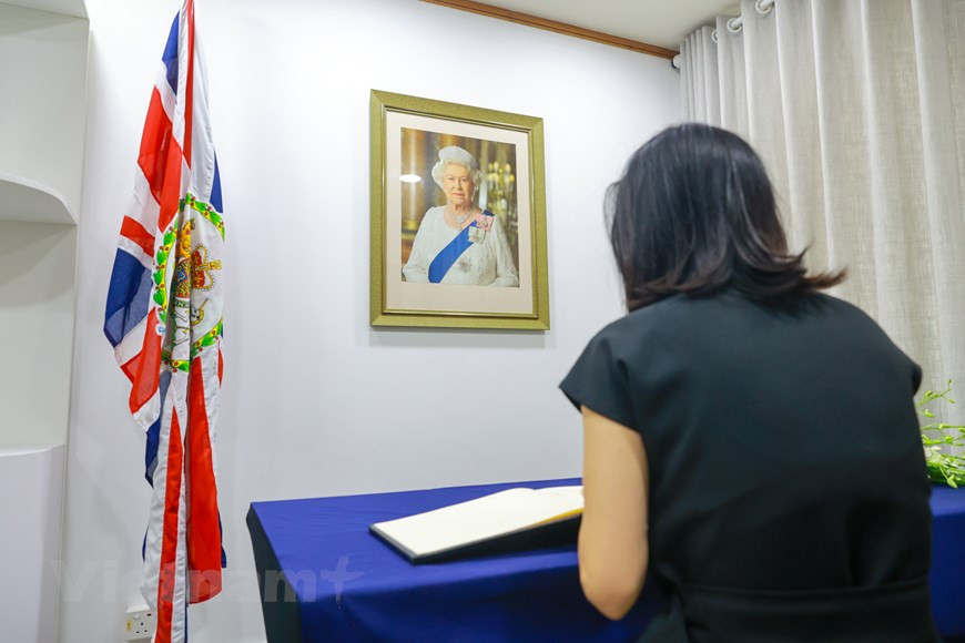 英国政府通报称，英国为女王伊丽莎白二世举行国葬，西敏寺举行的葬礼结束后，灵枢送往伦敦西郊的温莎堡。伊丽莎白二世1926年4月出生，1952年继承王位，是英国历史上在位时间最长的君主。在她长达数十年的统治期间，英国经历了“日不落帝国”解体、英阿马岛战争、战后复苏又衰落、英国脱欧、新冠疫情等风风雨雨，可以说，伊丽莎白二世的一生，就是一部英国当代史。图自Vietnam+