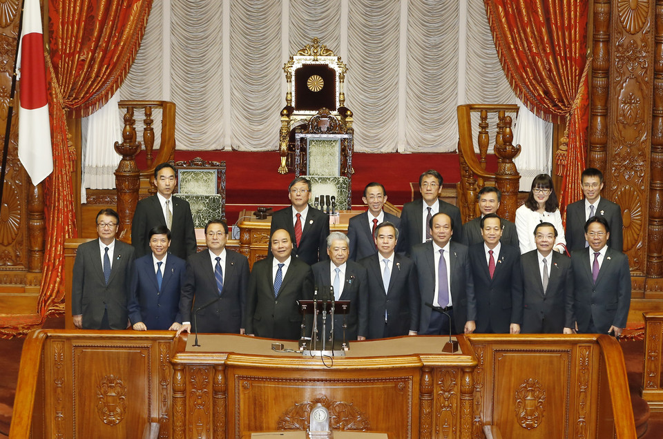 越南政府总理阮春福与日本参议院议长伊达忠一合影。（图片来源：越通社）