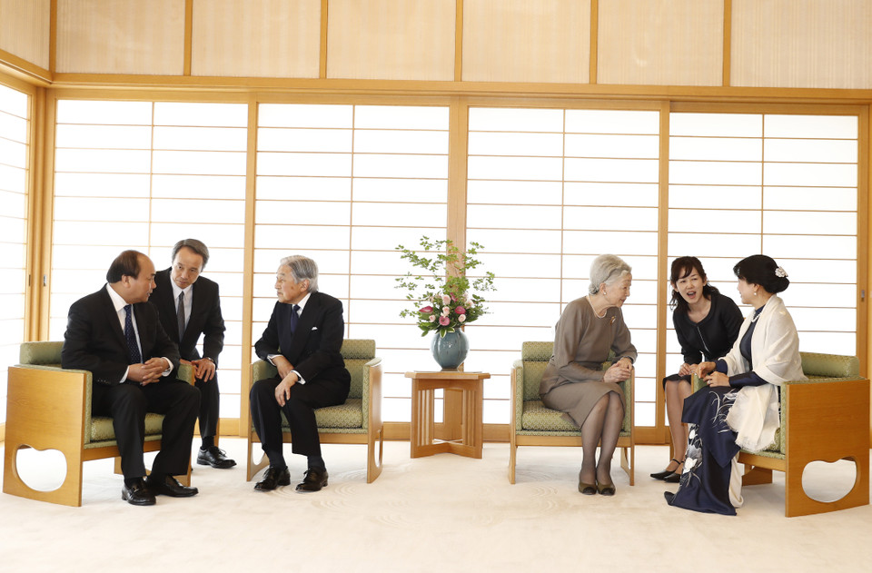 越南政府总理阮春福拜会日本明仁天皇和美智子皇后。（图片来源：越通社）
