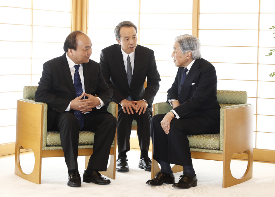 越南政府总理阮春福拜会日本明仁天皇​。（图片来源：越通社）