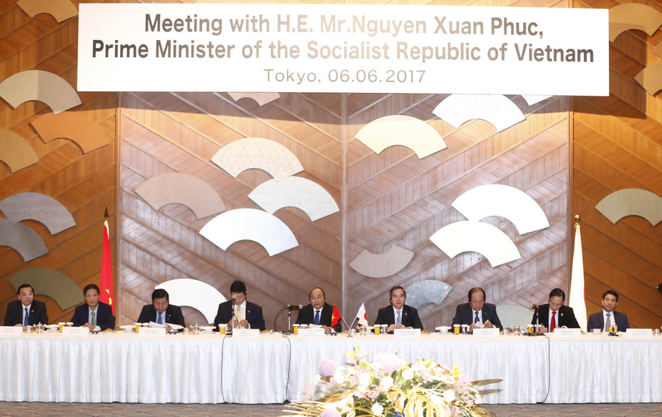 越南政府总理阮春福与日本信息技术企业领导代表举行工作会谈。（图片来源：越通社）
