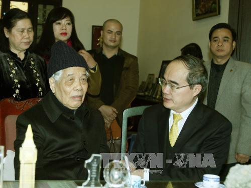  越南祖国阵线中央委员会主席阮善仁向原越共中央总书记杜梅拜年。（图片来源：越通社）