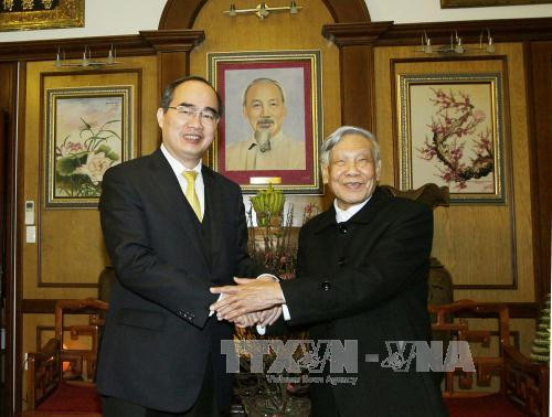  越南祖国阵线中央委员会主席阮善仁向原越共中央总书记黎可漂拜年。（图片来源：越通社）