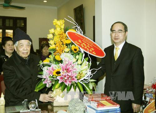  越南祖国阵线中央委员会主席阮善仁向原越共中央总书记杜梅拜年。（图片来源：越通社）