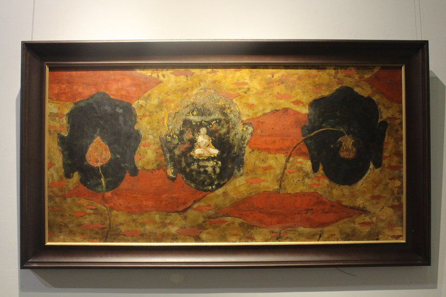 在“继承”画展展示的磨漆画作品中，画家阮进玉将精美的漆艺和平易开放而自由风格结合起来，成为这些作品独一无二的魅力。画家阮进玉表示：“这个画展是在我完善造型技术过程的一个重要里程碑。我想通过各种各样的祭祀用品增进年轻人对越南人传统祭祀文化的了解。”图为：从2019年至2021年创作的作品《口念》。图自Vietnam+