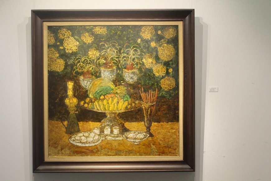 越南人每家每户都有供桌，是敬奉祖先神的圣地，任何人不可触犯。在城里，由于住处狭窄，供桌的设法小型多样。如在墙上钉块板或使用柜顶作为供奉祖先的供桌。供桌中央摆上一个香炉，两旁是两根香烛。此外还摆上一对花瓶和若干祭把用的杯碟。供桌汇聚了传统文化之美，贡品也都是熟悉而贴近的农产品。越南人视祭把供奉祖先为重大之事，用以感激祖先的养育之思。图自Vietnam+