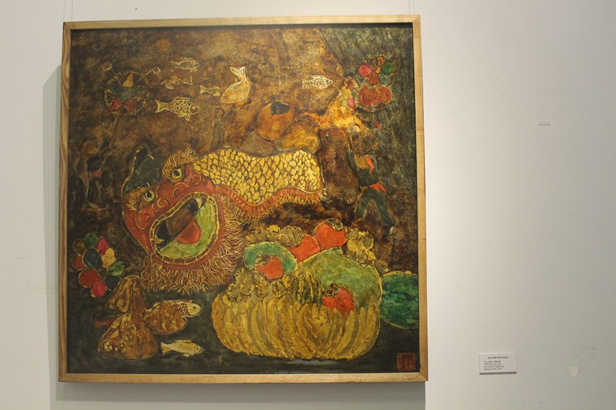 越南人每家每户都有供桌，是敬奉祖先神的圣地，任何人不可触犯。在城里，由于住处狭窄，供桌的设法小型多样。如在墙上钉块板或使用柜顶作为供奉祖先的供桌。供桌中央摆上一个香炉，两旁是两根香烛。此外还摆上一对花瓶和若干祭把用的杯碟。图为：2021年创作的作品《继承3》。图自Vietnam+