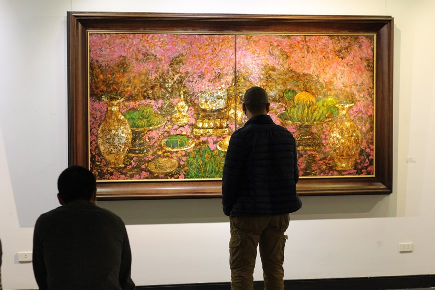  凭借对传统民间文化的热爱，画家阮进玉举行了题为“继承”的个人画展，作者不仅想通过绘画语言推崇越南人祭祀文化，而且还反映了一名画家的生活理念，就是佛法中的唯贵善心至上。画家阮进玉为“继承”画展上展示的作品选择的的题材更广泛、更深入地描述北部三角洲乃至整个北方的祭祀仪式过程，生动地体现人们日常生活中的祭祖文化、拜佛文化。图自Vietnam+