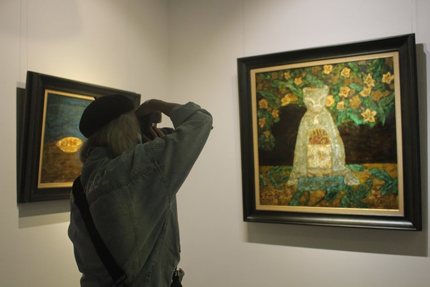 更广泛地说，阮进玉所有作品的共同主题是我们周围的平易生活。 在那里，传统文化因素对画家阮进玉特别有吸引力。许多家庭尽管宗教信仰不同，但供奉祖先是不可忽略的。春节来临前，必须重新布置供桌，插上香烛，摆上供品。春节三天期间，供桌总是香火擦绕，合家吃团圆饭前，家长和族人都要祷拜。图自Vietnam+