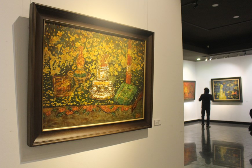 通过香炉、油灯、香柱等简单的民间祭祀用品，让参观者想到祈祷——祈祷平安，祈求幸福。越南人视祭把供奉祖先为重大之事，用以感激祖先的养育之思。许多家庭尽管宗教信仰不同，但供奉祖先是不可忽略的。春节来临前，必须重新布置供桌，插上香烛，摆上供品。春节三天期间，祭坛总是香火擦绕，合家吃团圆饭前，家长和族人都要祷拜。图自Vietnam+