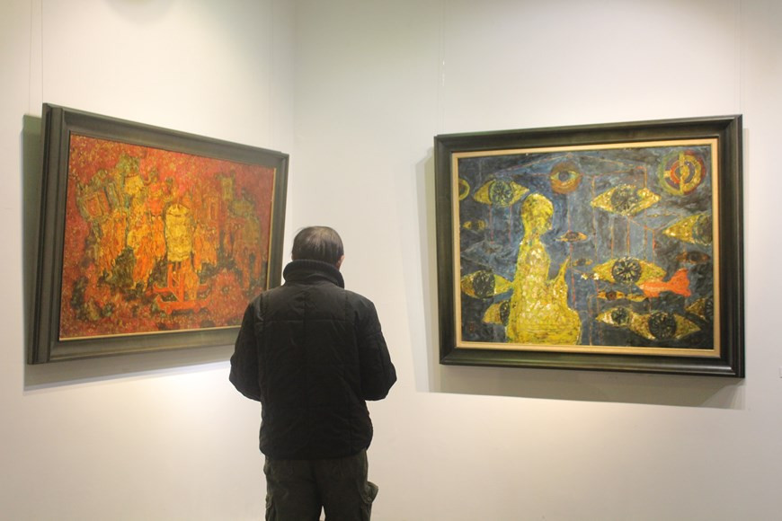 该展会正在首都河内吴权街16号美术陈列室举行，并将延长到12月11日。此次画展是画家阮进玉的首次个人画展。河内绘画收藏家阮青梅评价，与此前阮进玉与其他一些画家联合举办的“怀旧”画展相比，他取得了显著的进步。作为一名年轻的画家，阮进玉选择描绘越南传统信仰和佛教主题表现出了他的勇敢。图自Vietnam+