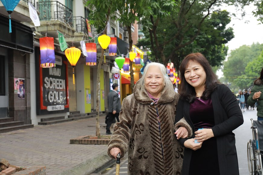 越韩友谊文化之路节在河内市南慈廉郡美廷都市区陈文赖举行。该活动吸引了大量对韩国文化感兴趣的韩国人和越南人前来参观，品尝韩国的美食。组委会代表表示，该活动每天吸引约 7万名游客，远远超过最初估计的 1一万人次。图自Vietnam+