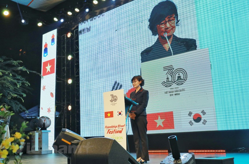 12月10日至11日两天，越韩友谊文化之路节在河内市南慈廉郡美廷都市区陈文赖举行。旅居河内韩国人协会会长张恩淑（Chang Eun Sook）在活动上发表讲话时表示，该活动将每年举办一次，成为吸引韩国和越南游客，尤其是年轻人的颇具吸引力的地方。图自Vietnam+