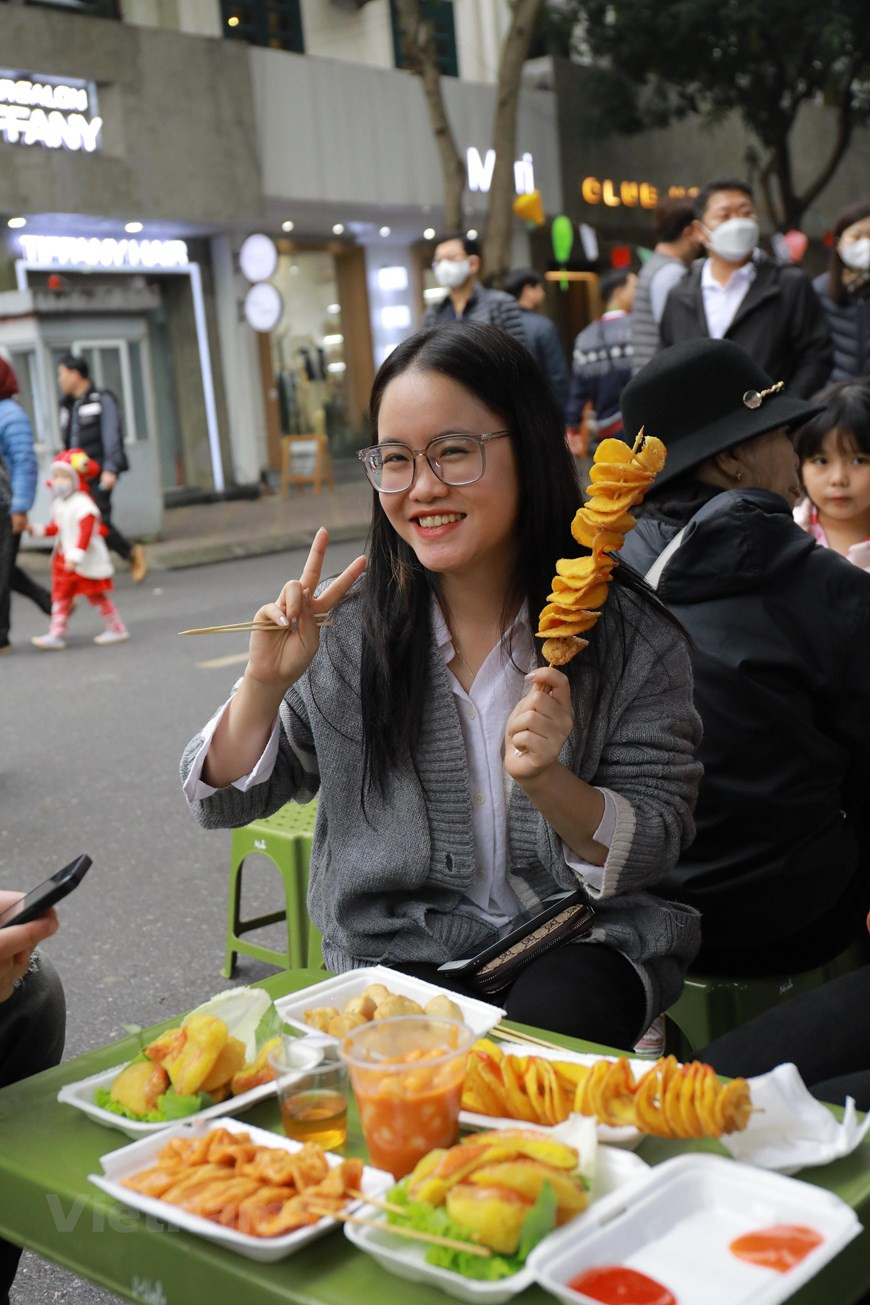 12月10日至11日两天，越韩友谊文化之路节在河内市南慈廉郡美廷都市区陈文赖举行。越韩友谊文化之路节的亮点是许多有趣的娱乐活动和传统的韩国食品摊位。韩国的传统食品摊位吸引了众多越南游客，尤其是年轻人的关注和驻足品尝赞不绝口。图自Vietnam+